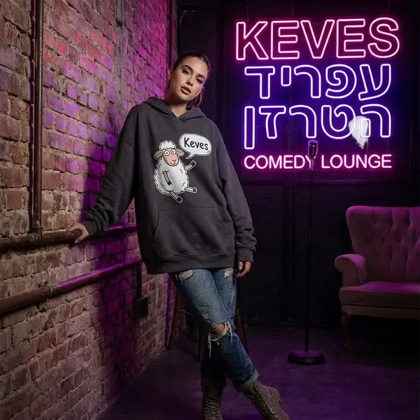 דוגמנית לובשת קפוצ׳ון גרפי של Keves באווירת אולפן עירוני מואר בניאון