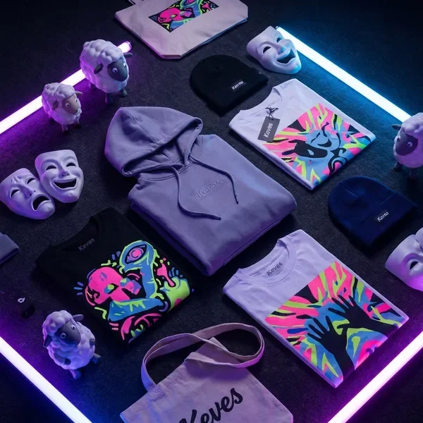 קולקציית מוצרי Keves מסודרת באופן אומנותי עם תאורת ניאון ואלמנטים של כבשה